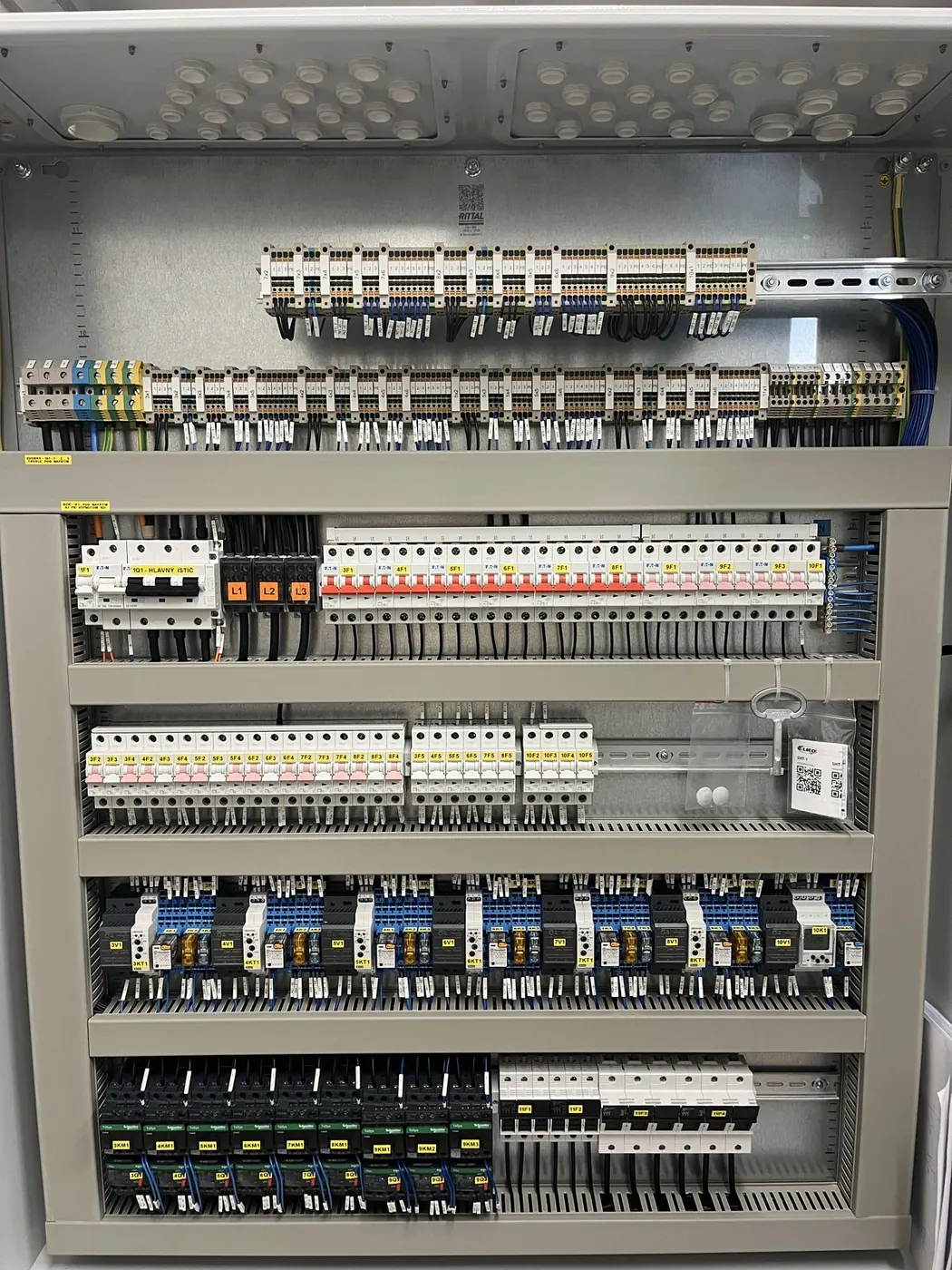 Wiring of an industrial control panel in the ROEL workshop